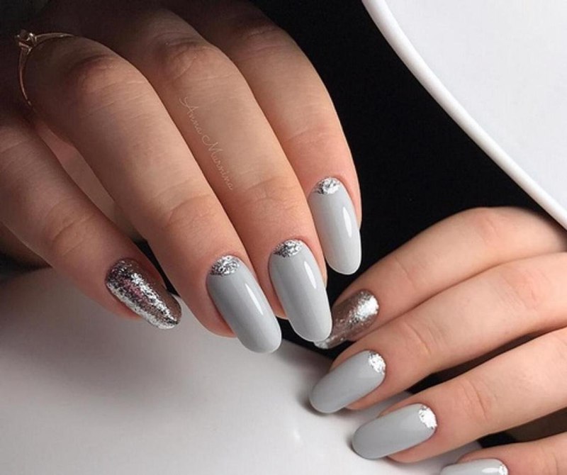 Маникюр серый с белым