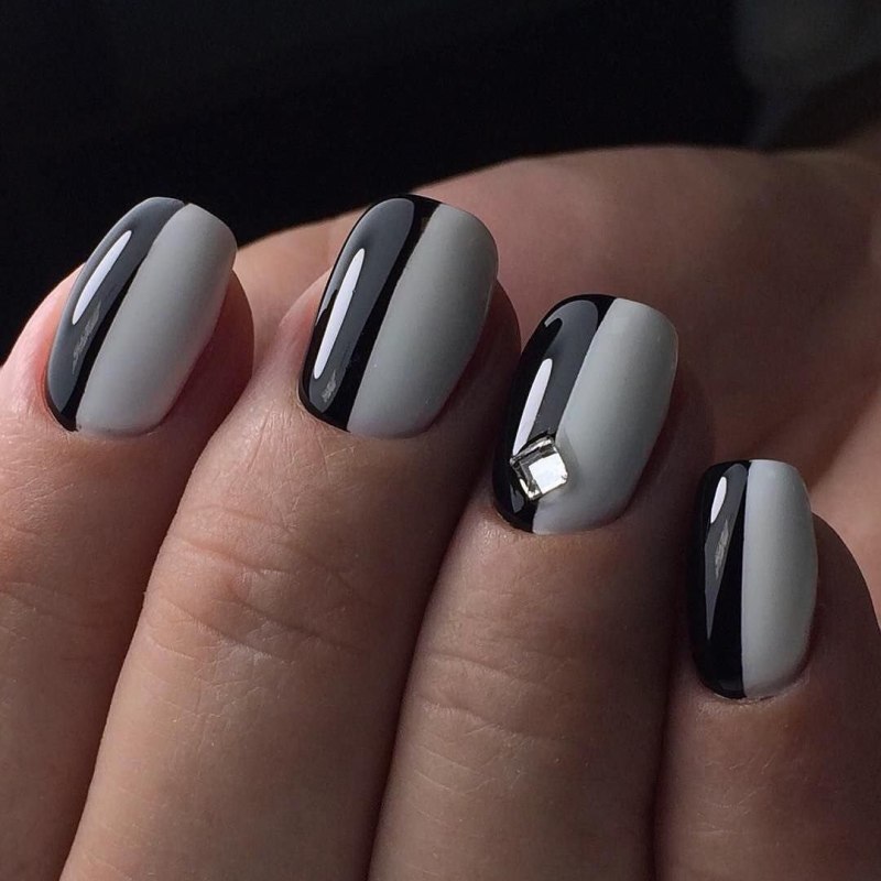Маникюр серый с серебром