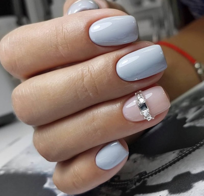 Белый маникюр с полосками