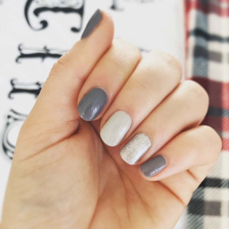 Маникюр серый с белым