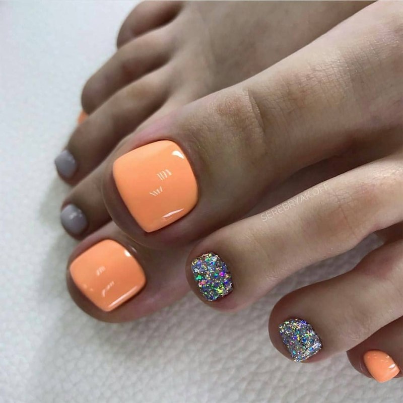 Яркий педикюр