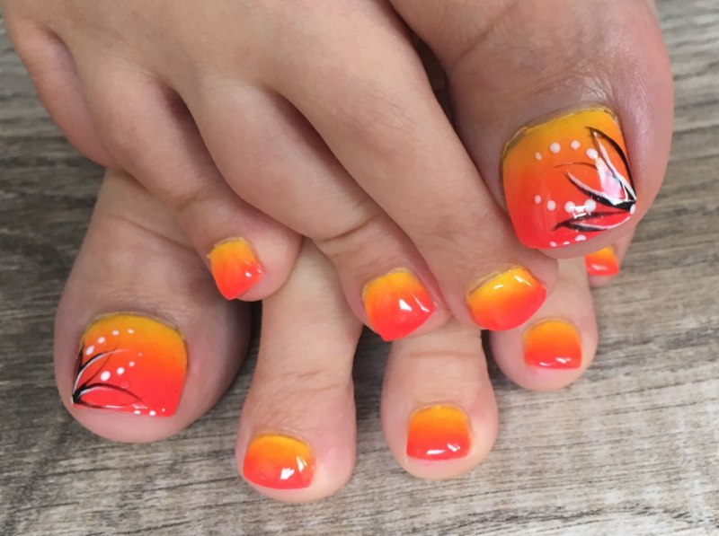 Педикюр неоновый оранжевый