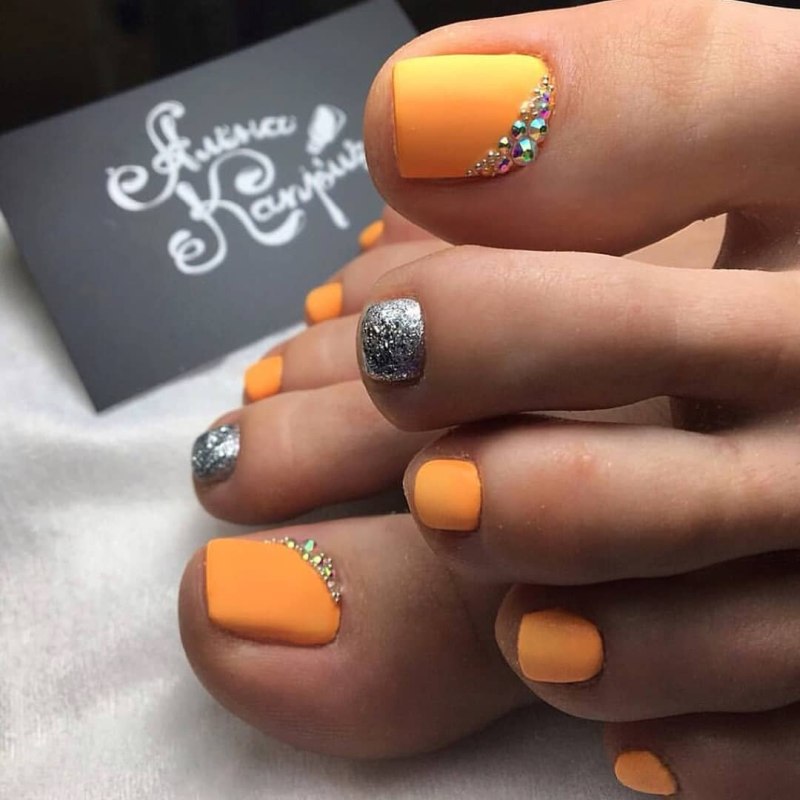 Маникюр и педикюр оранжевого цвета