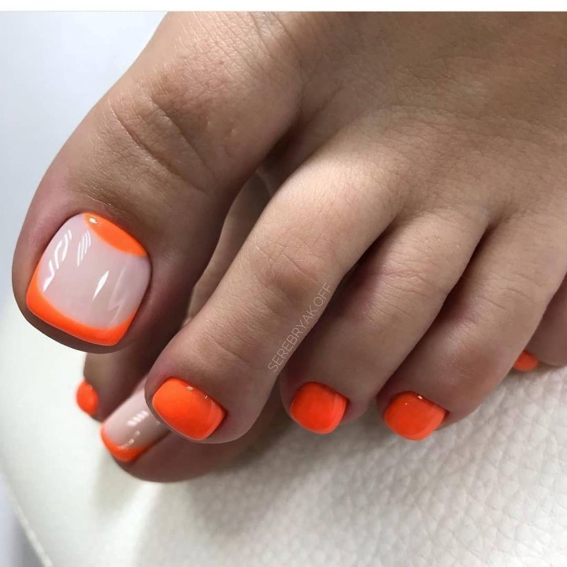 Педикюр яркий летний