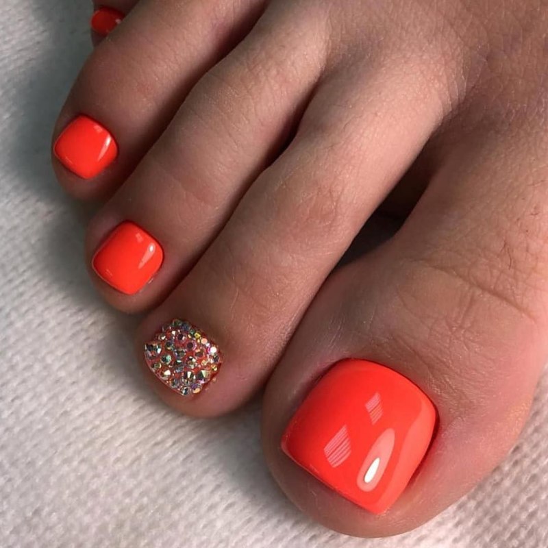 Оранжевый педикюр