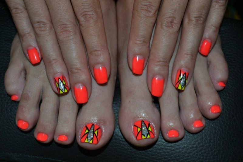 Желто оранжевый педикюр