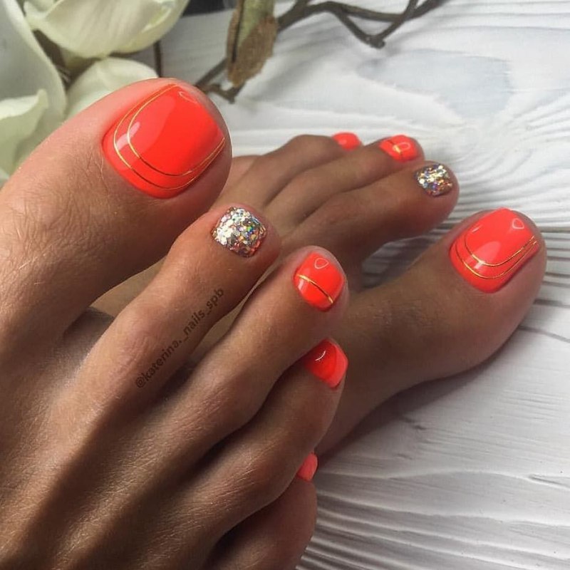 Педикюр в оранжевых тонах с рисунком