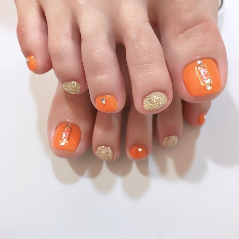 Педикюр в оранжевых тонах