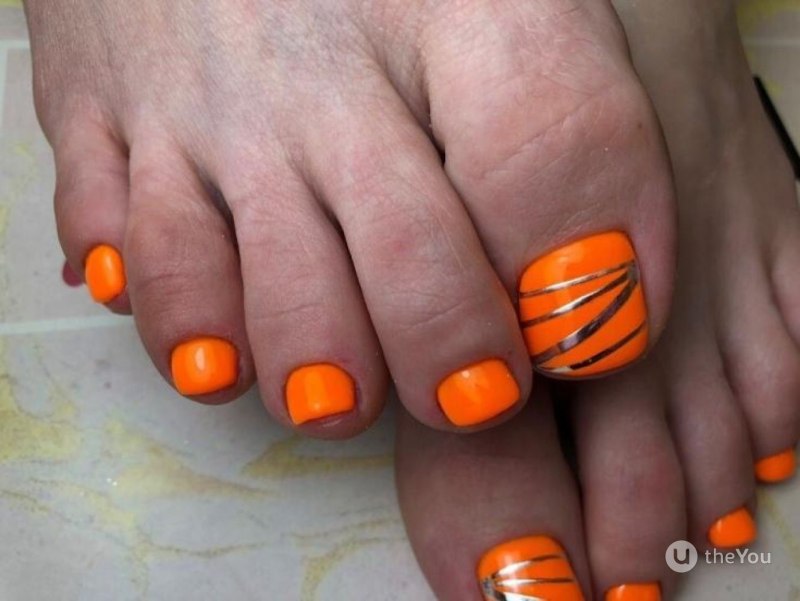 Оранжевый педикюр