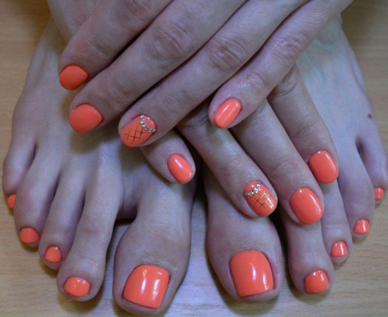 Педикюр кораллового цвета