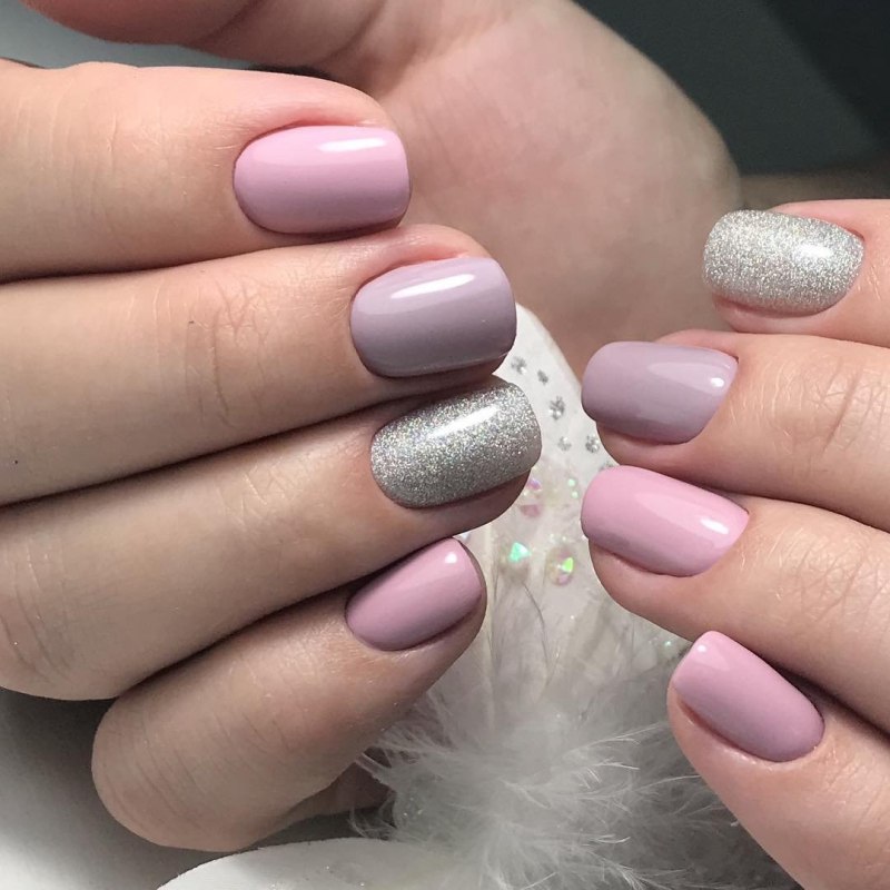 Маникюр в светлых тонах на короткие