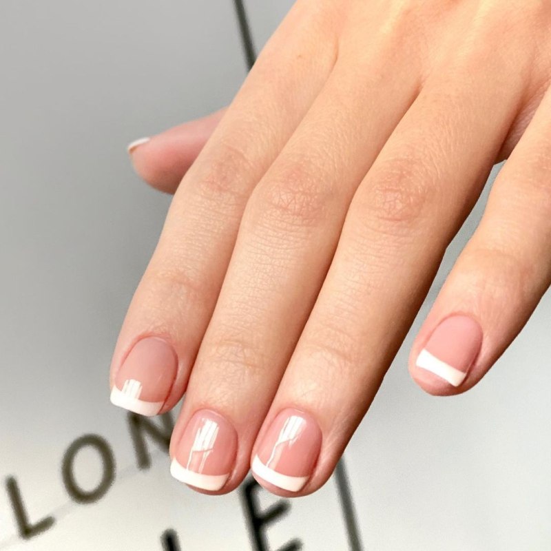 Жемчужный маникюр на короткие ногти