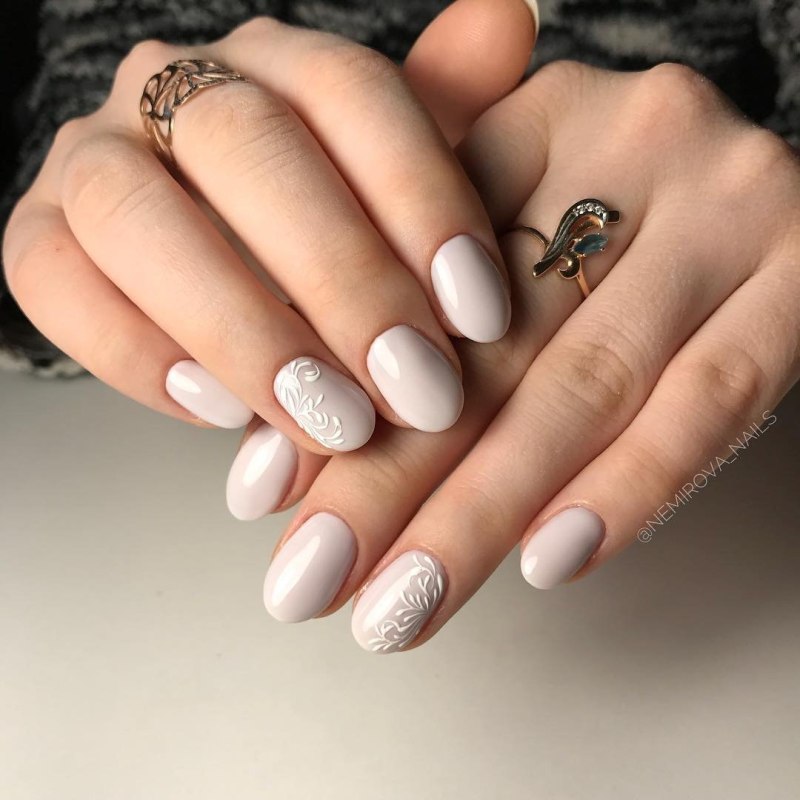 Молочный маникюр с сердечками