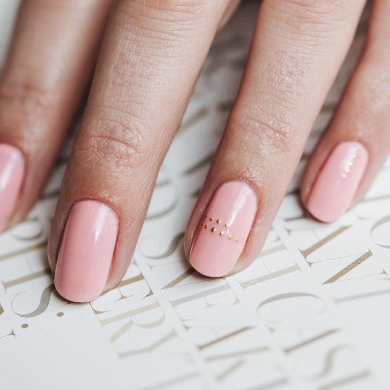 Нюдовый маникюр 2021 на короткие квадратные ногти