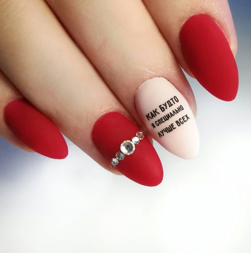 Маникюр с надписями на ногтях