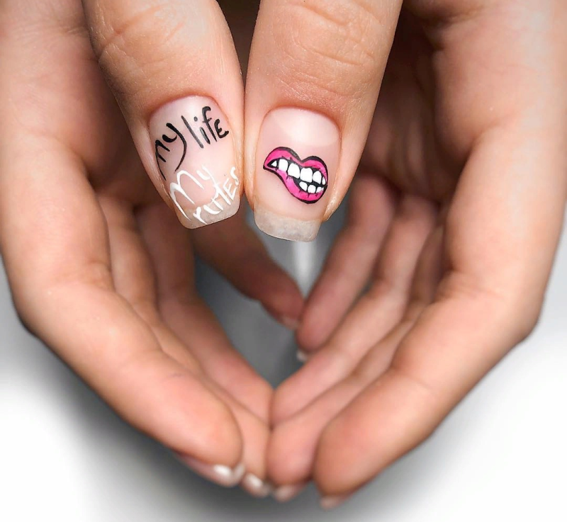 Красивый маникюр с надписями