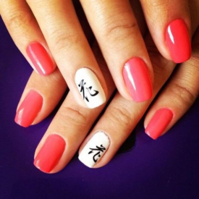 Красный маникюр с иероглифами