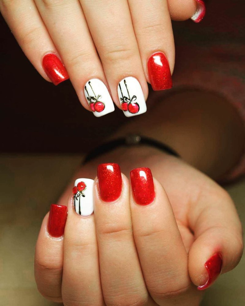 Красные ногти с надписями