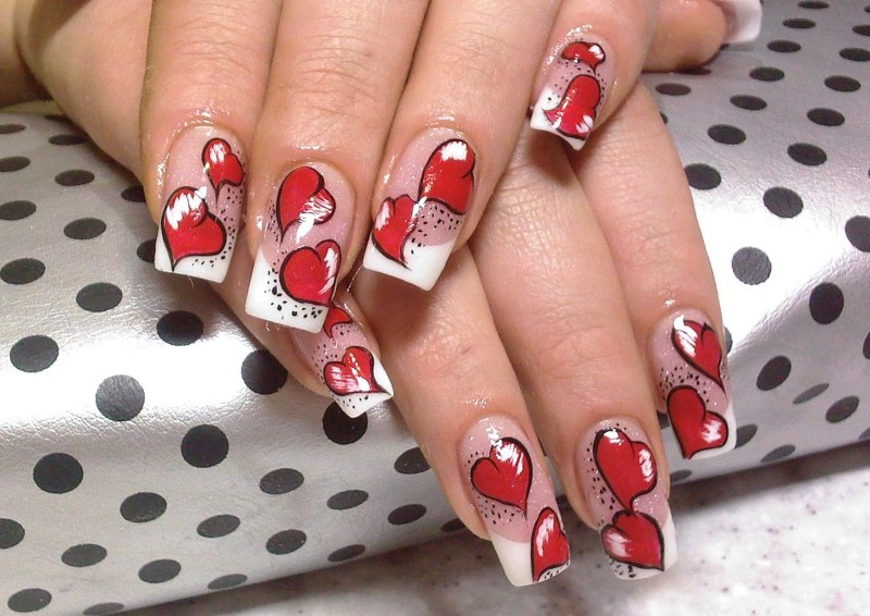 Французский маникюр с красным рисунком