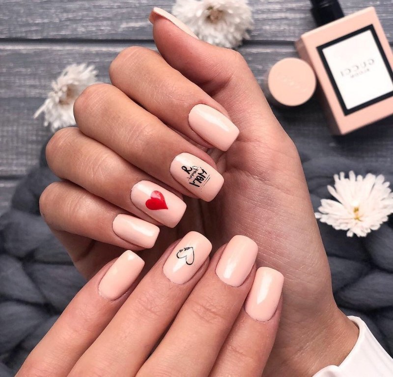 Нежный маникюр с сердечками