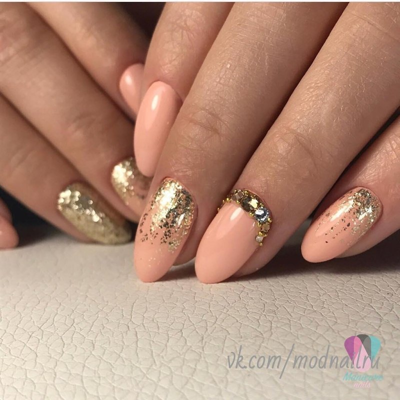 Персиковый маникюр