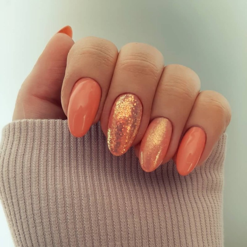 Персиковый маникюр
