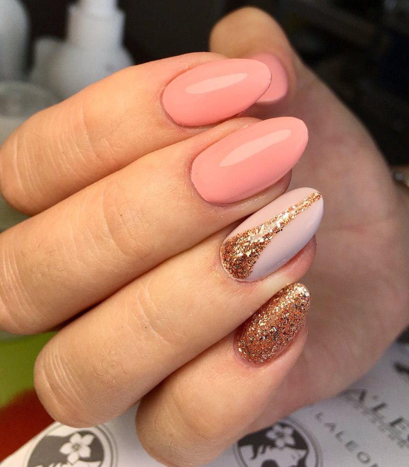 Маникюр персиковый с золотым