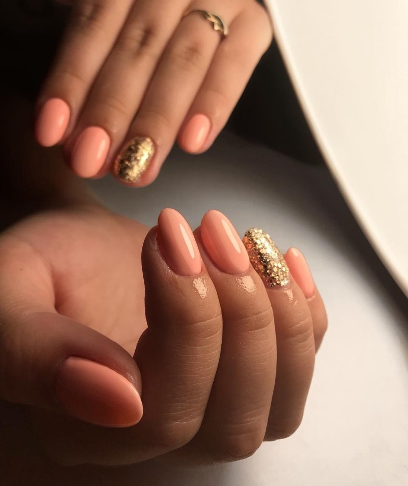 Маникюр розовый с золотым
