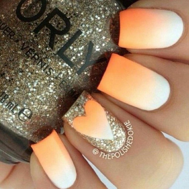 Персиковый маникюр с блестками