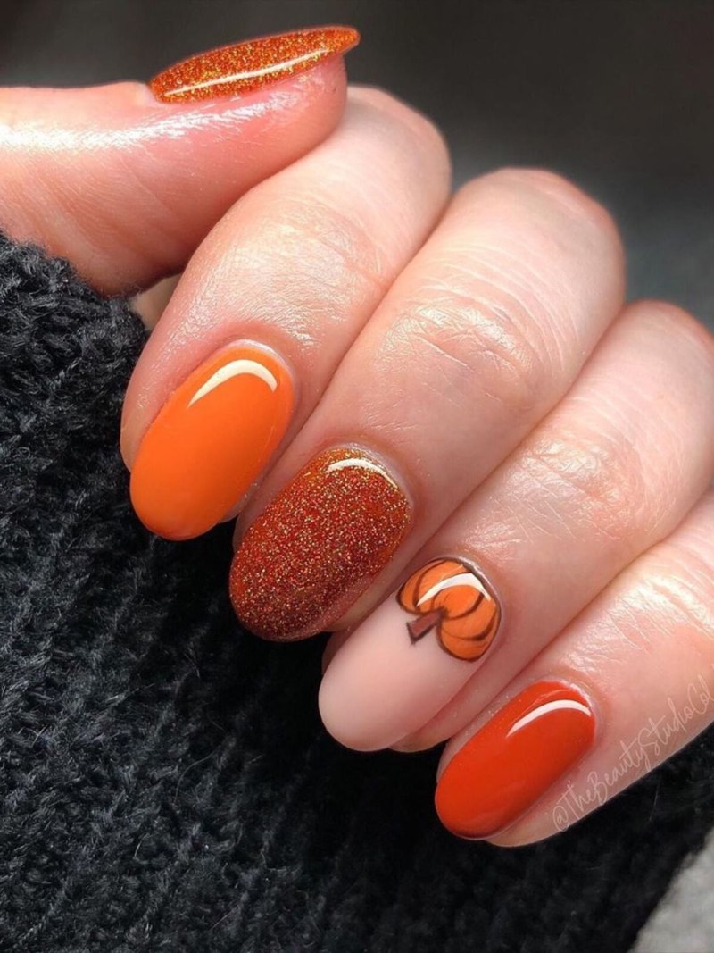 Персиковые ногти с золотом