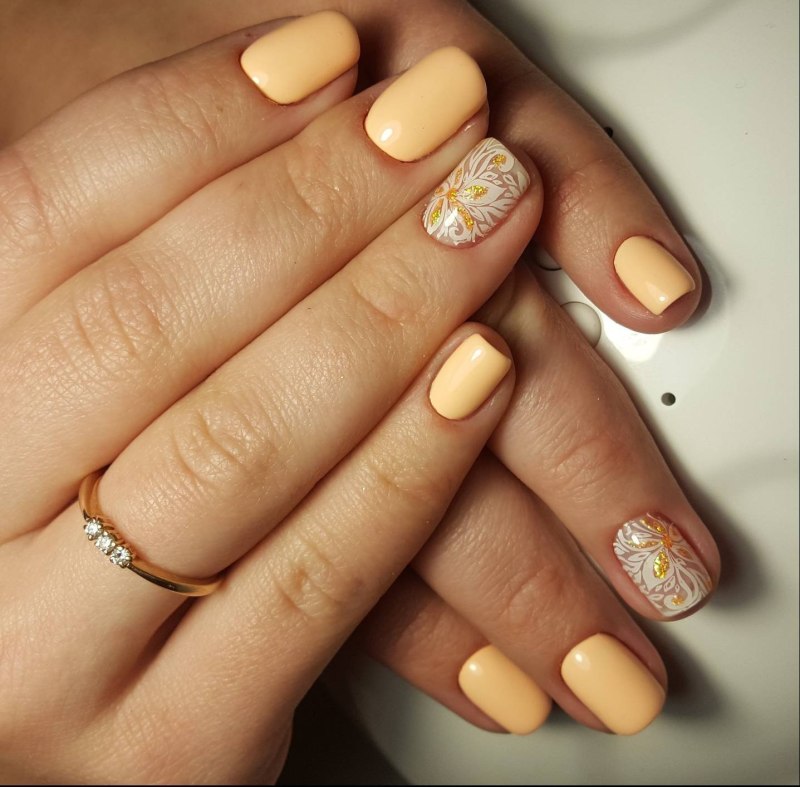 Коралловые ногти со стразами