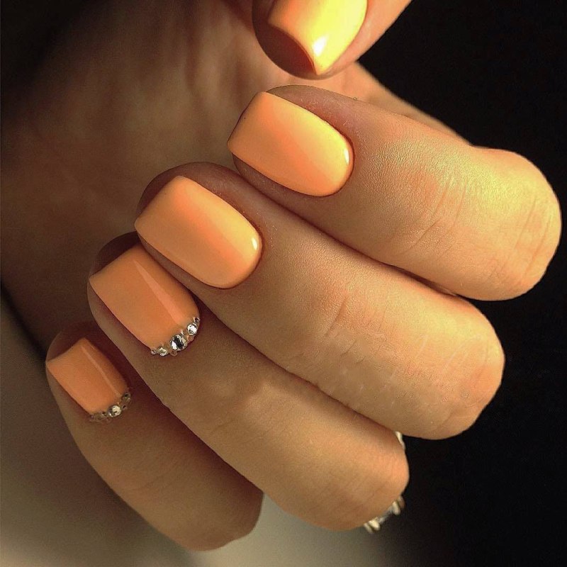 Персиковые ногти с блестками
