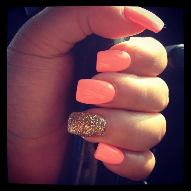 Маникюр осенний на короткие ногти со стразами