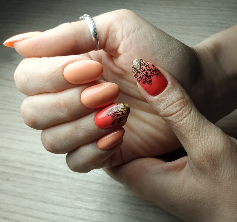 Ногти морковного цвета с золотом