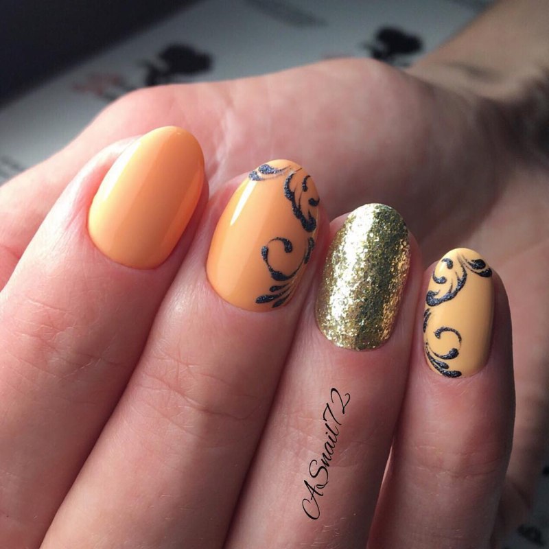 Персиковый маникюр