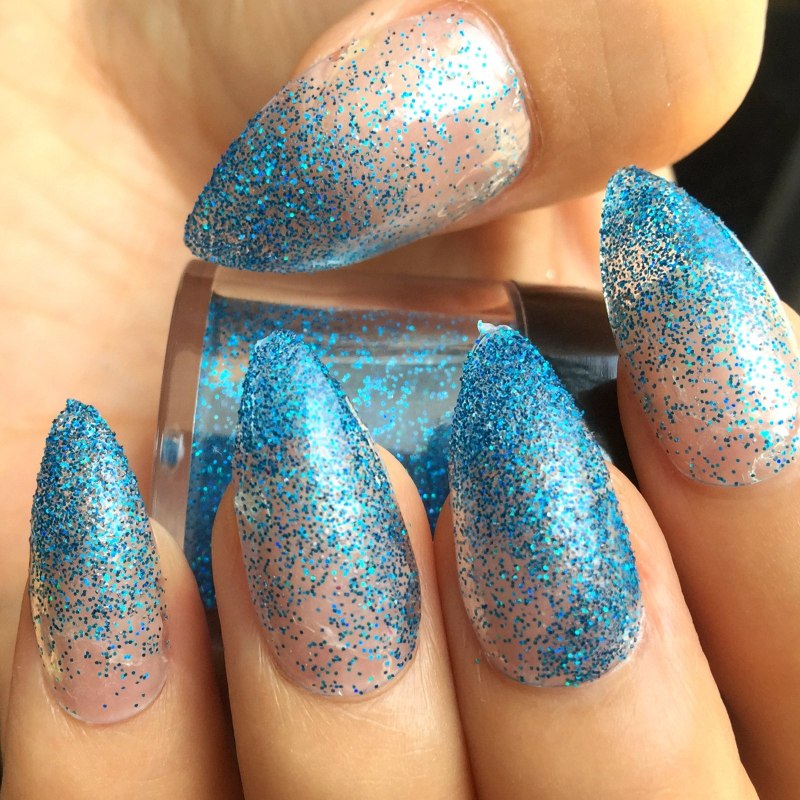 Блестящий маникюр на короткие ногти 2021