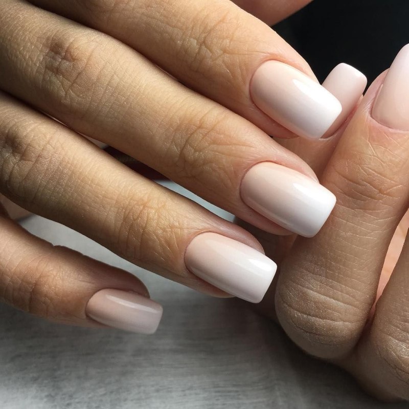 Омбре на ногтях в светлых тонах