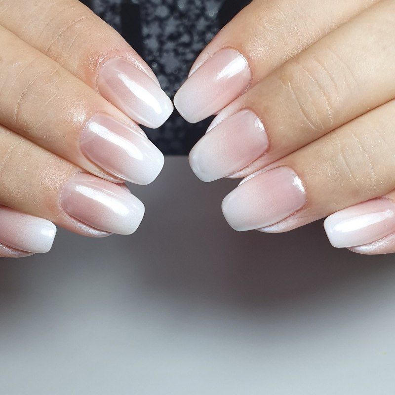 Маникюр градиент нюдовый с белым