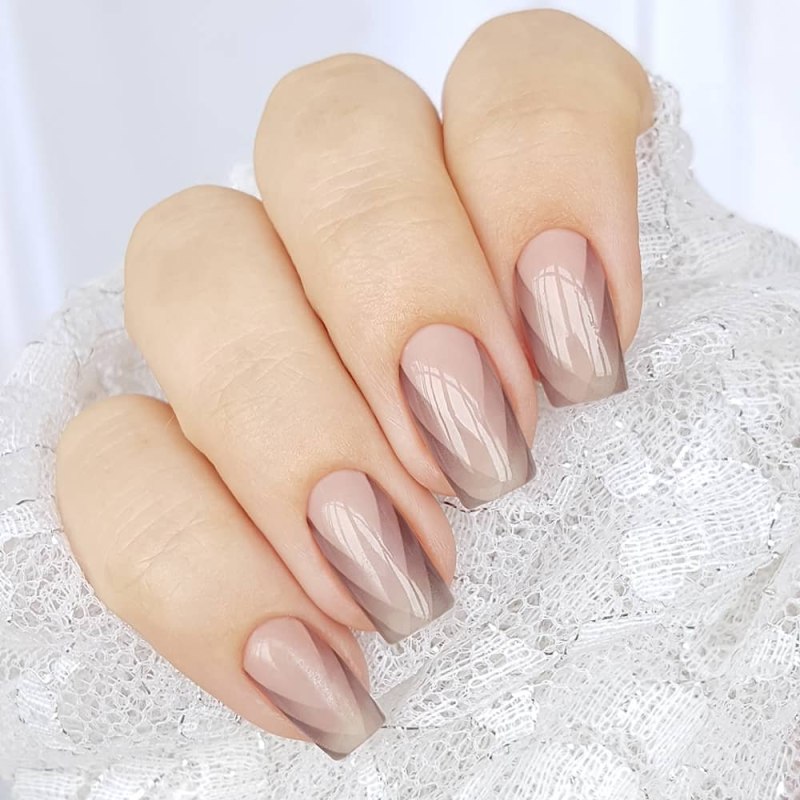 Маникюр градиент нюдовый с белым