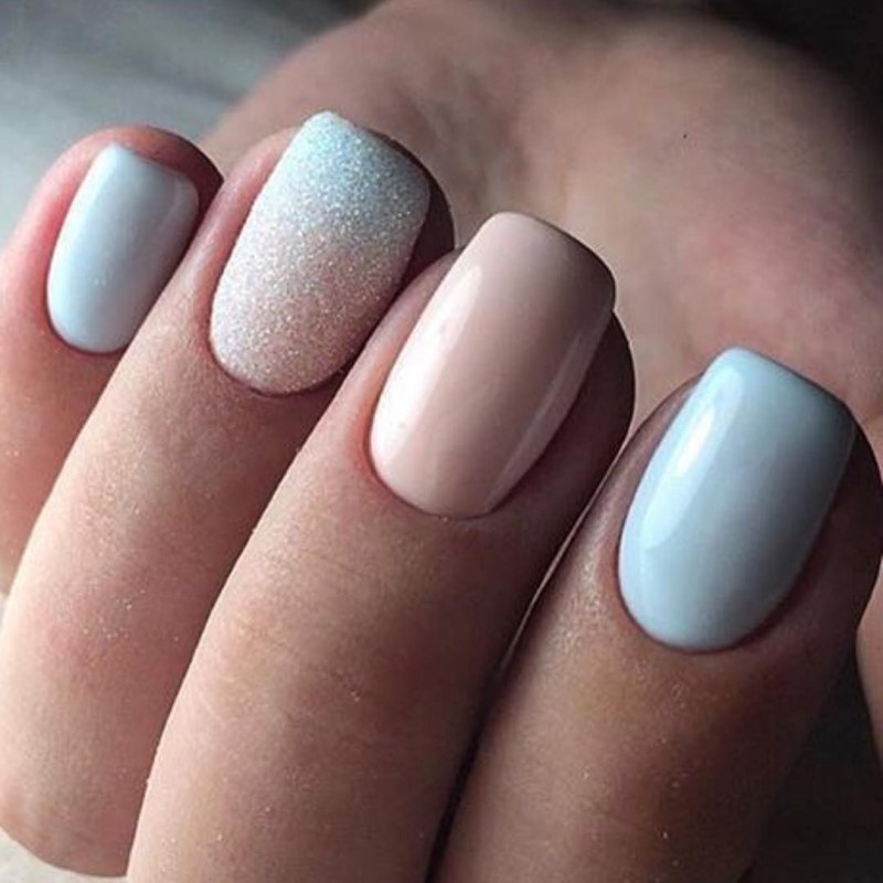 Градиент на ногтях белый с бежевым