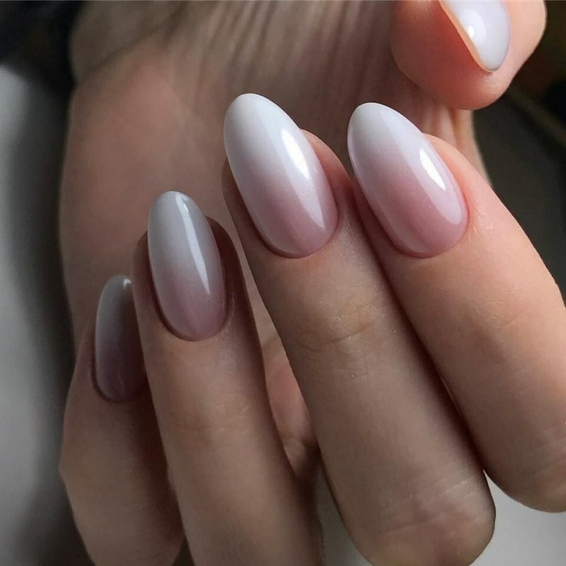 Нюдовый градиент на ногтях миндаль