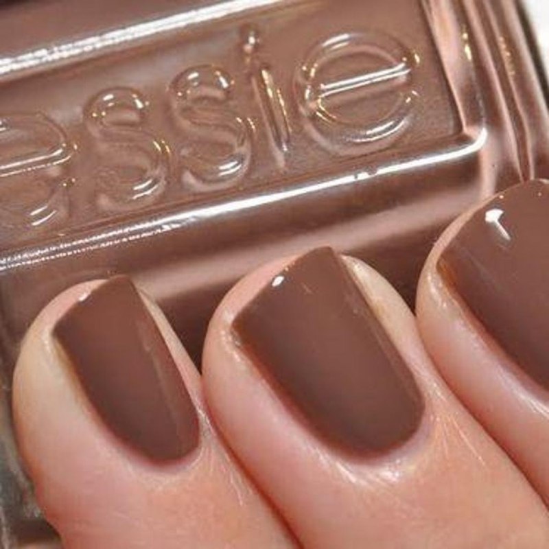 Маникюр в бежево-коричневых тонах