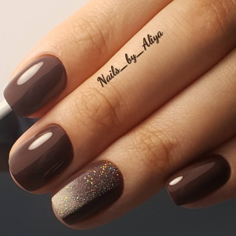 Маникюр темно коричневый с бежевым