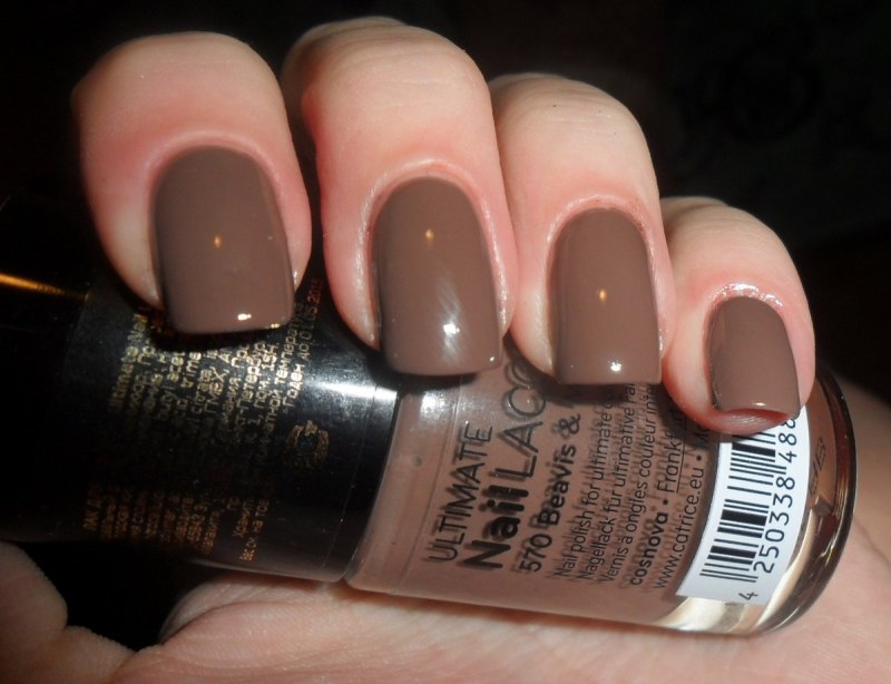 Коричневый маникюр