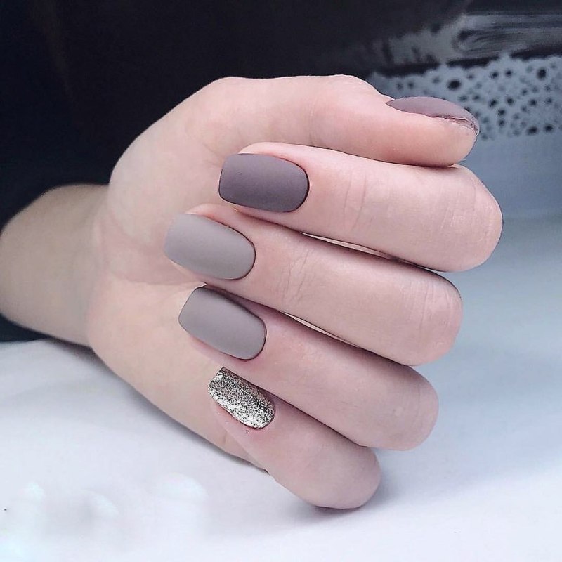 Маникюр коричневый с серебром