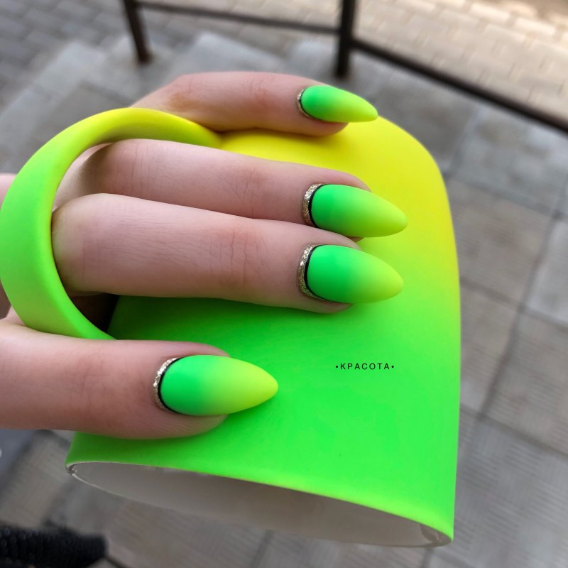 Ярко-зеленый маникюр
