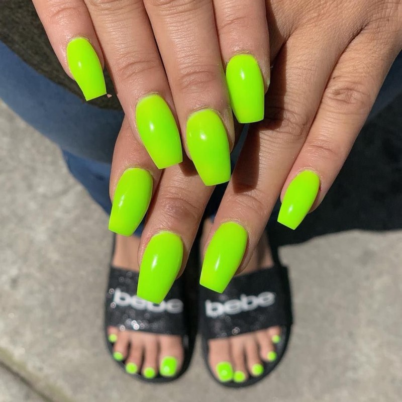Неоновый салатовый маникюр