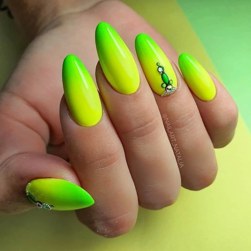 Маникюр зеленый