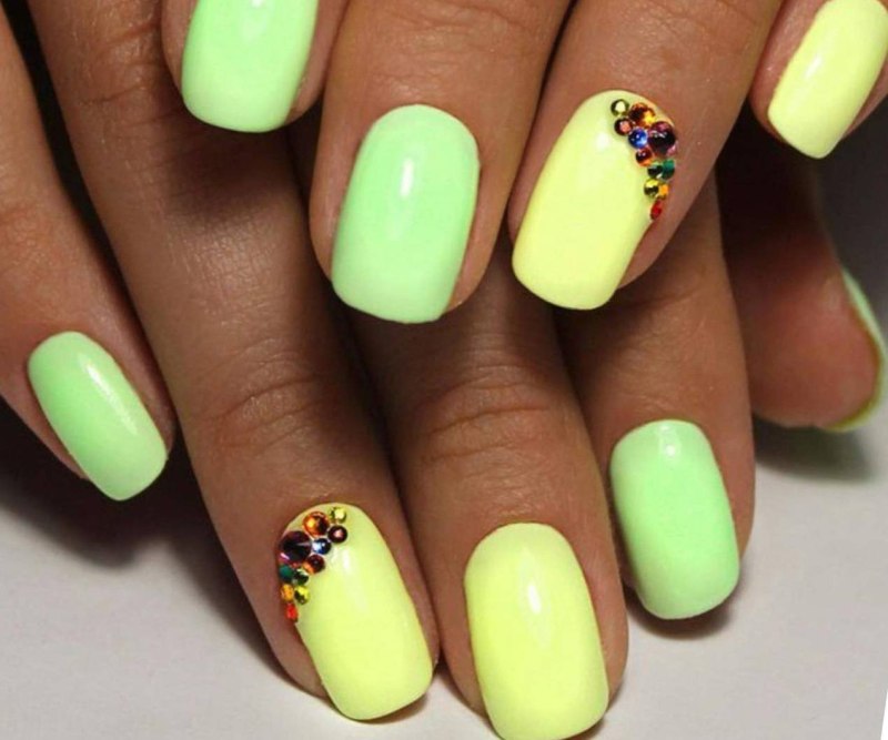Ярко-зеленый маникюр