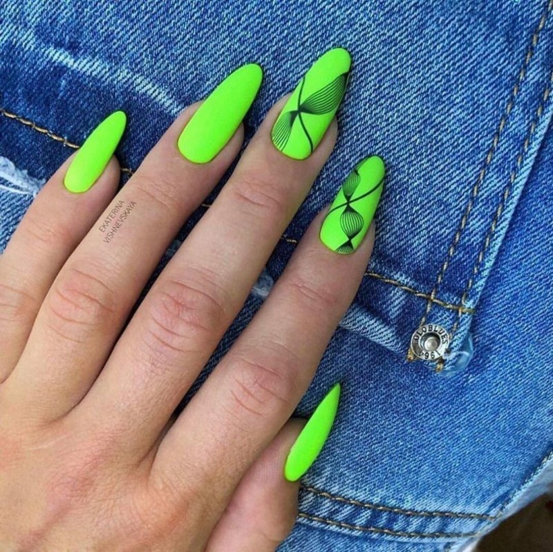 Яркий маникюр